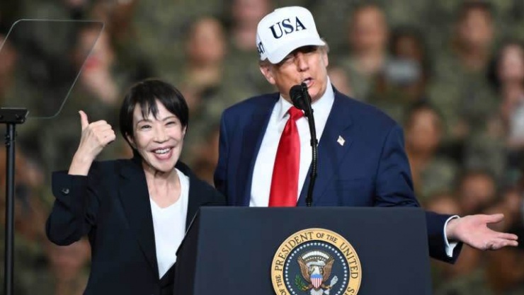 Tổng thống Donald Trump phát biểu trong khi Thủ tướng Nhật Bản ra hiệu về phía các quân nhân trên tàu sân bay USS George Washington. Ảnh: Nikkei