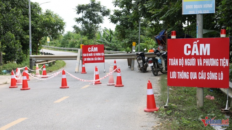 Toàn bộ người và phương tiện bị cấm lưu thông qua cầu sông Lô cho đến khi có thông báo mới. Ảnh: Đức Hoàng