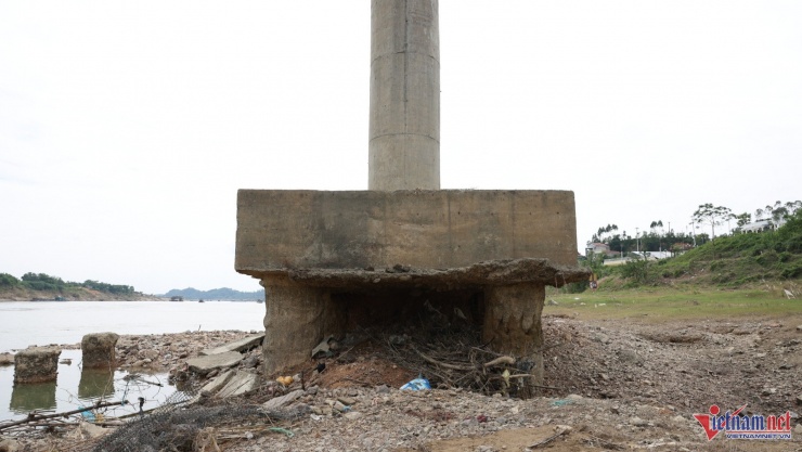 Một hốc lớn tại trụ T3 với chiều cao hơn 2m. Ảnh: Đức Hoàng