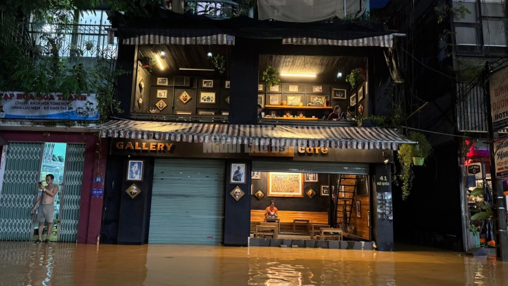 Lúc 21 giờ ngày 28-10, nước ở đường Ngô Quyền vẫn ngập nặng. Ảnh: Trương Vũng.