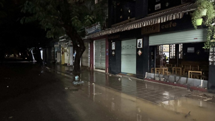 Nước đã rút trên đường Ngô Quyền. Ảnh: Trương Vũng.