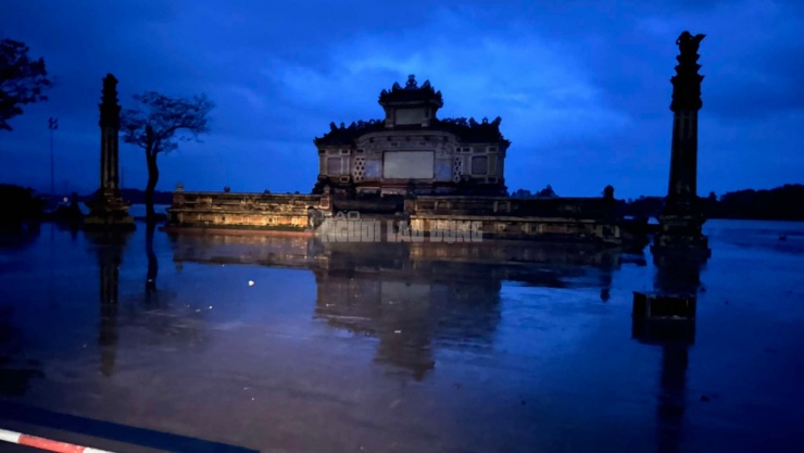 Bia Quốc học ở sát sông Hương, trước Trường THPT chuyên Quốc học - Huế vẫn còn ngập. Ảnh: Trương Vũng.