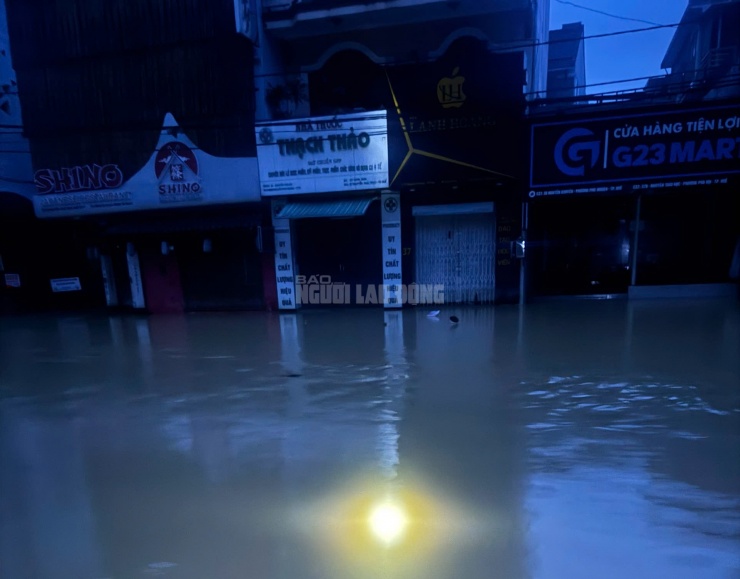 Đường Nguyễn Thái Học lúc 5 giờ 30 phút ngày 29-10 vẫn còn ngập sâu dù nước đã xuống thêm 0,5 m trong đêm.