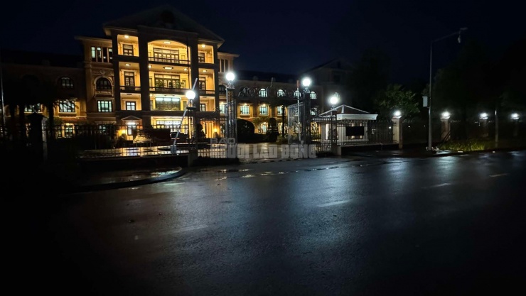 Trụ sở HĐND-UBND TP Huế trên đường Lê Lợi lúc 5 giờ 30 phút ngày 29-10. Ảnh: Trương Vũng.