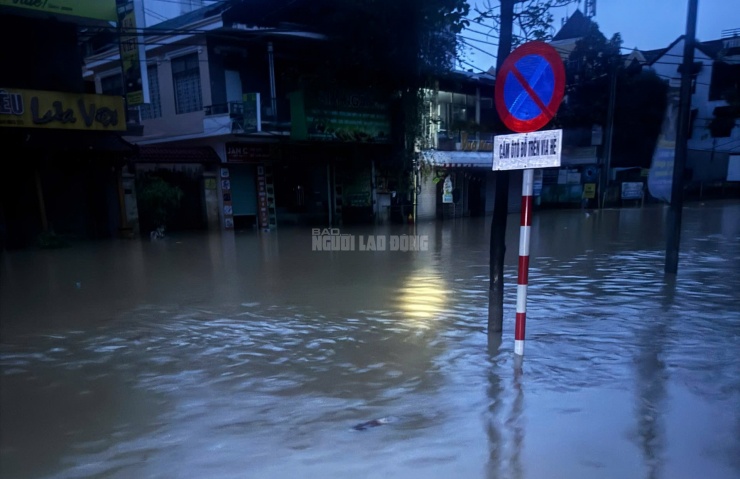 Nước trên nhiều tuyến đường ở TP Huế vẫn chưa rút hết.