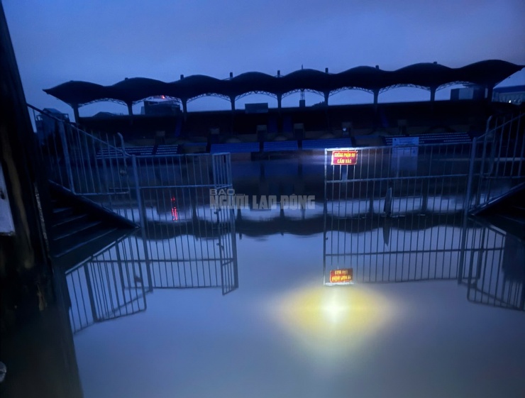 Nước ngập sâu tại sân vận động Tự Do.