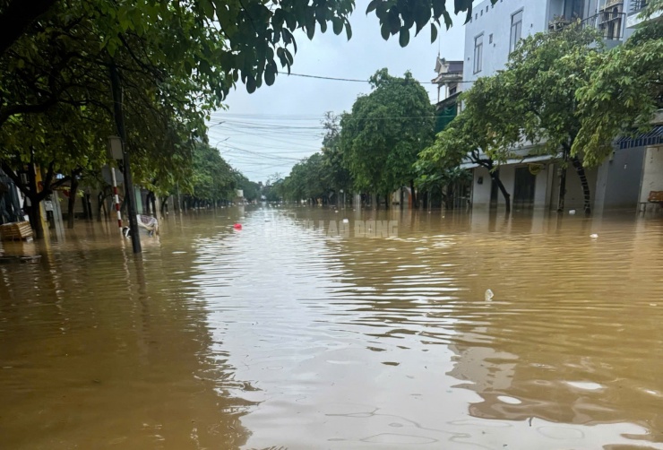 Ngã tư Bà Triệu - Lê Quý Đôn lúc 6 giờ ngày 29-10