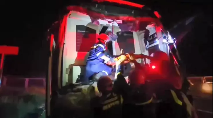 Những người bị thương được đưa ra ngoài. Ảnh: CA