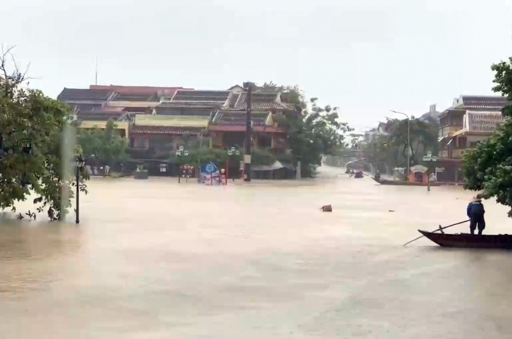 Trước đó, tối 26/10, nước lũ tại phường Hội An dâng nhanh, nước tràn lên đường Bạch Đằng, chỗ ngập sâu khoảng 0,5 m, đến tối đã dâng lên một mét, lan sang đường Nguyễn Phúc Chu bên kia sông Hoài. Dù phố ngập, nhiều du khách vẫn đi dạo trên vỉa hè, ngắm phố cổ trong nước lũ.