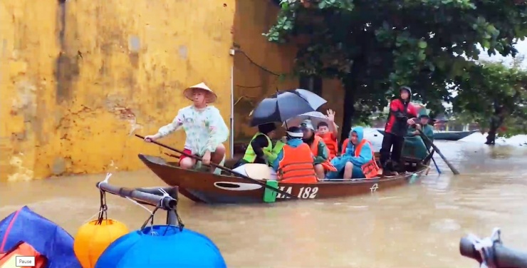 Hội An ngập sâu, du khách vẫn thích chèo thuyền đi dạo - 2