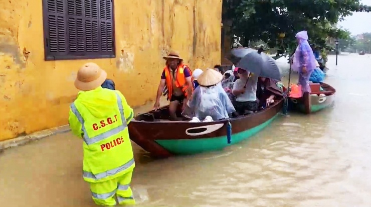 Chính quyền địa phương hỗ trợ đưa du khách đến khu vực an toàn.