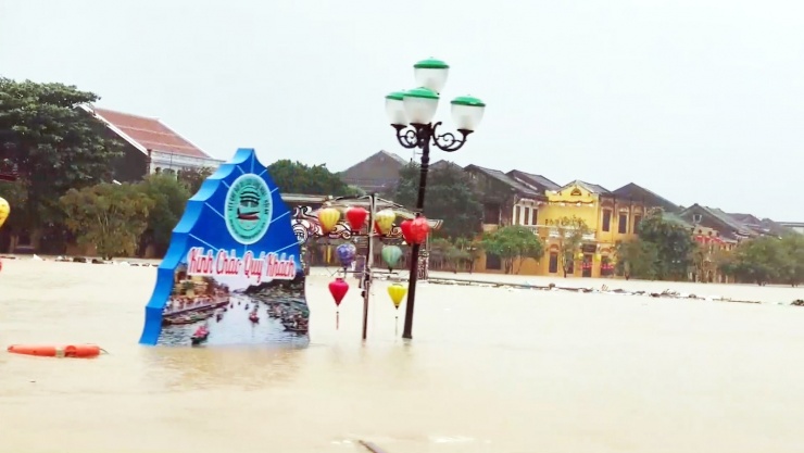 Hội An ngập sâu, du khách vẫn thích chèo thuyền đi dạo - 4