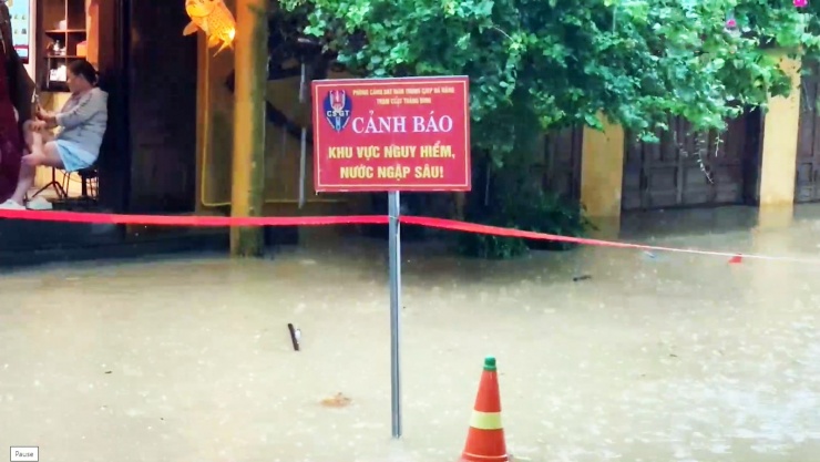 Những lần trước, nước ngập nhưng không quá sâu, du khách vẫn lội nước đi dạo trong phố cổ, lần này ngập quá sâu nên bắt buộc phải di dời.