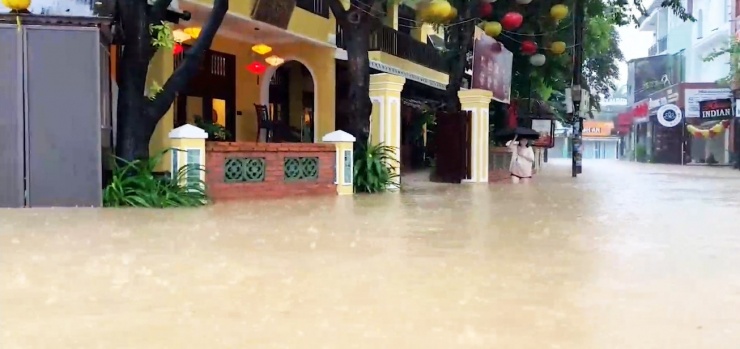 Hội An ngập sâu, du khách vẫn thích chèo thuyền đi dạo - 6