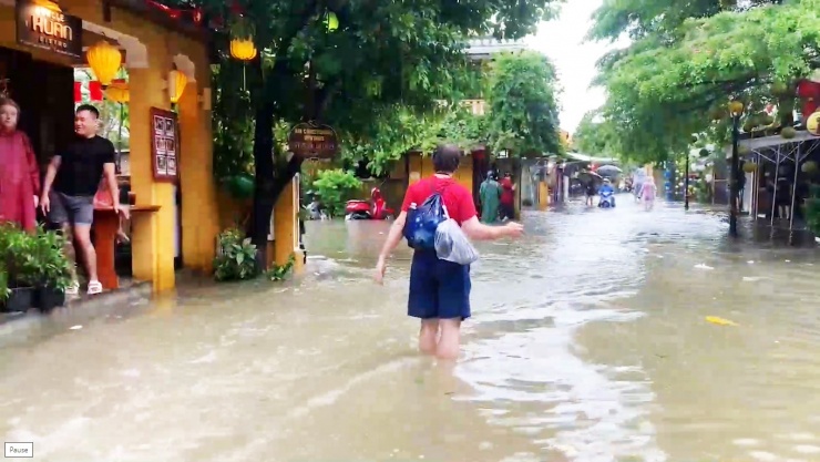 Vẫn có một số du khách thích lội nước dạo phố.