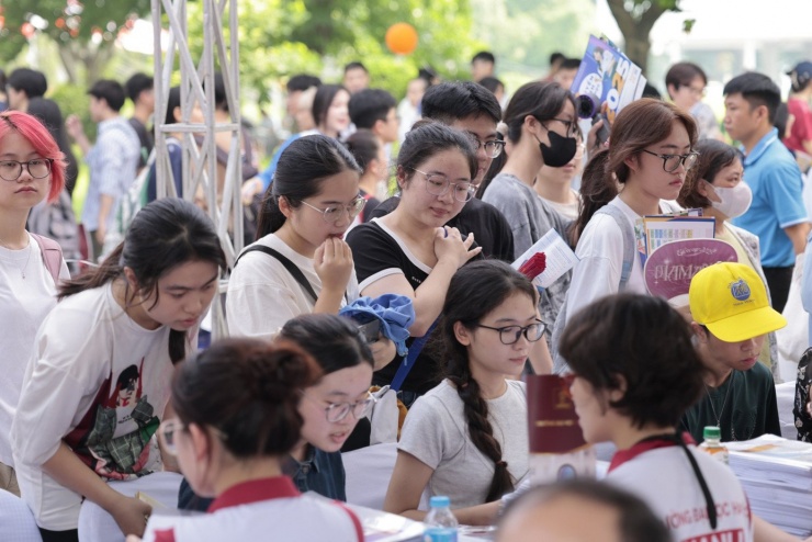 Thí sinh tìm hiểu thông tin tuyển sinh ĐH năm 2025. Ảnh: NHƯ Ý