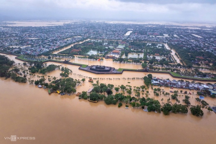 Kinh thành Huế, phố cổ Hội An bị lũ nhấn chìm - 1