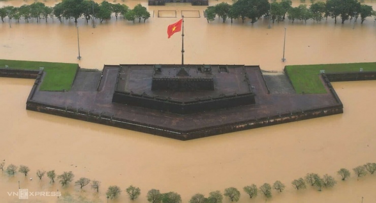 Kinh thành Huế, phố cổ Hội An bị lũ nhấn chìm - 2