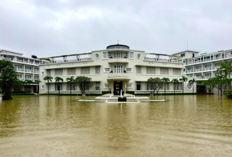 Kinh thành Huế chìm trong biển nước. Video: Võ Thạnh