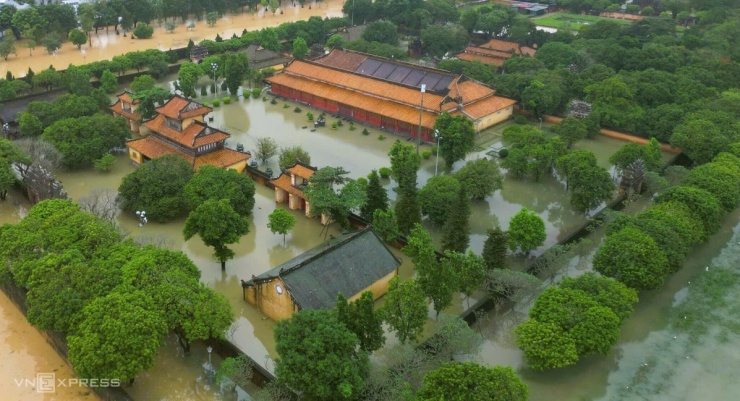 Kinh thành Huế, phố cổ Hội An bị lũ nhấn chìm - 7