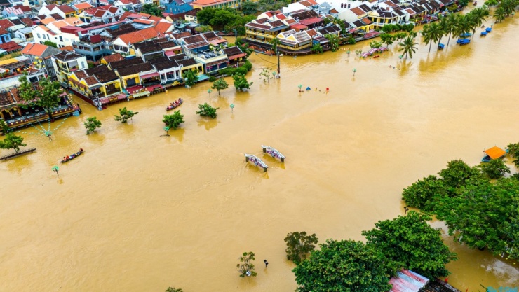 Kinh thành Huế, phố cổ Hội An bị lũ nhấn chìm - 12