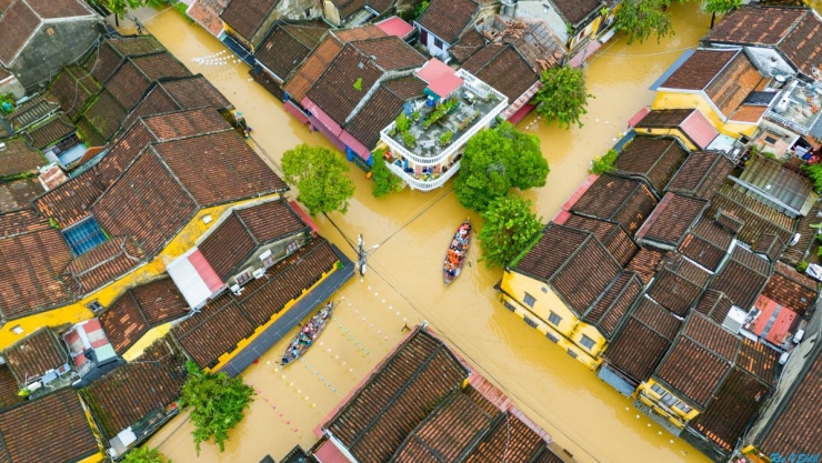 Kinh thành Huế, phố cổ Hội An bị lũ nhấn chìm - 16