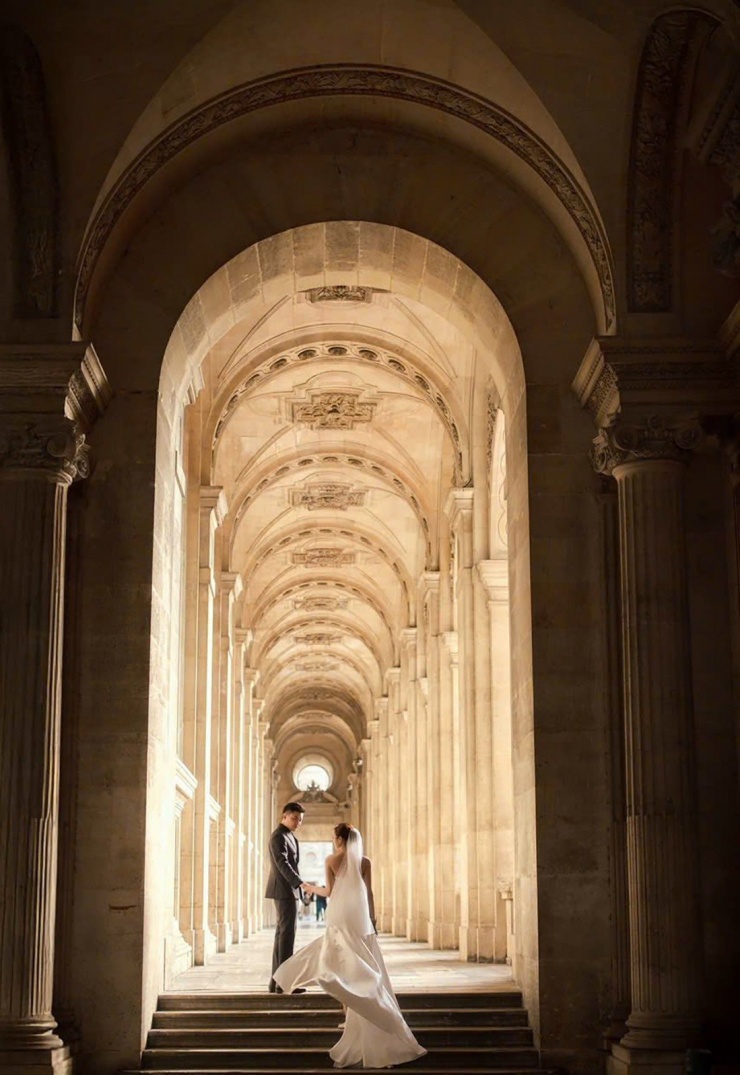 Trước đám cưới hơn một tháng, Hoa hậu Đỗ Thị Hà và Nguyễn Viết Vương đã có chuyến đi châu Âu để chụp ảnh cưới. Họ rong ruổi qua các thành phố trải dài từ Pháp sang Italia, Thụy Sĩ để ghi lại những hình ảnh lãng mạn.