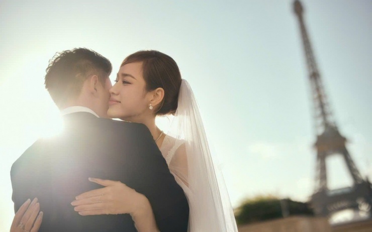 “Suốt một tuần đưa hai bạn đi chụp từ Italia qua Thụy Sĩ rồi Pháp, tôi cảm nhận được tình yêu và sự chăm sóc của hai bạn dành cho nhau. Viết Vương là thiếu gia nhưng rất giản dị. Không phải mỗi Đỗ Thị Hà được Viết Vương chăm sóc mà cả ê-kíp đều được bạn quan tâm, hỗ trợ. Vương thường xuyên hỏi mọi người có mệt, đói không hay muốn ăn uống gì. Bạn là người vui tính, quan tâm mọi người, rất đúng giờ và tâm lý”, nhiếp ảnh gia thực hiện bộ ảnh chia sẻ.