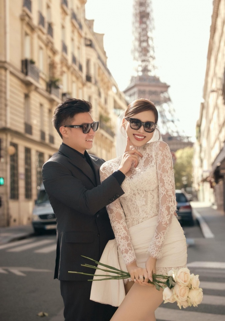 Doanh nhân Nguyễn Viết Vương sinh năm 1994, từng là Tổng Giám đốc Tập đoàn Sơn Hải - tập đoàn kinh tế hoạt động đa ngành nghề, nổi bật nhất là xây dựng hạ tầng giao thông. Tập đoàn của gia đình chú rể được thành lập từ năm 1998, từng tham gia thi công nhiều dự án quy mô lớn của quốc gia.