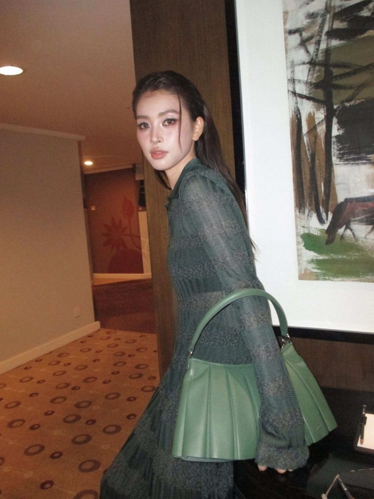 Thay vì chọn gam màu ấm áp và trầm lắng lấy cảm hứng từ mùa thu như cam, đỏ, vàng và nâu... nàng hậu gốc Hội An diện cả "cây" màu xanh độc đáo.