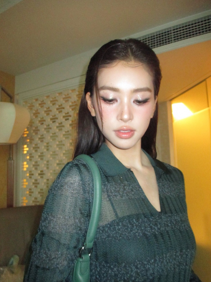 Mới đây, nhân chuyến công tác tại Thủ đô, Trần Tiểu Vy khoe hình ảnh: "Hà Nội bắt đầu lạnh rồi".