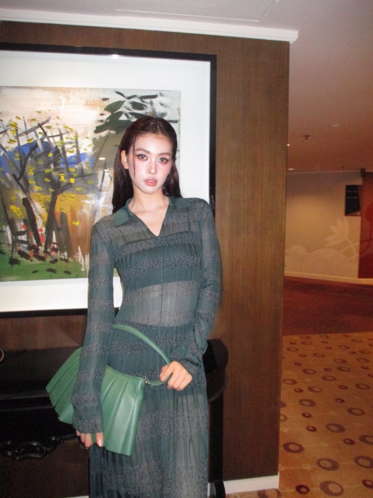 Từ sau đăng quang, Tiểu Vy luôn được nhắc đến với vẻ đẹp sắc sảo và hình ảnh năng động, thân thiện. Ở tuổi 25, Tiểu Vy ngày càng khẳng định sự trưởng thành trong phong cách và nhan sắc.