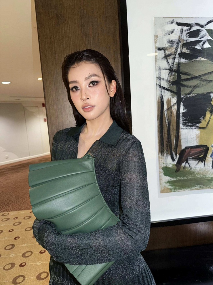 Điểm nhân của layout không chỉ là phụ kiện túi xách hàng hiệu mà còn nhờ lối makeup đôi mắt to tròn, sống mũi cao thanh tú và đôi môi căng mọng của nàng hậu.