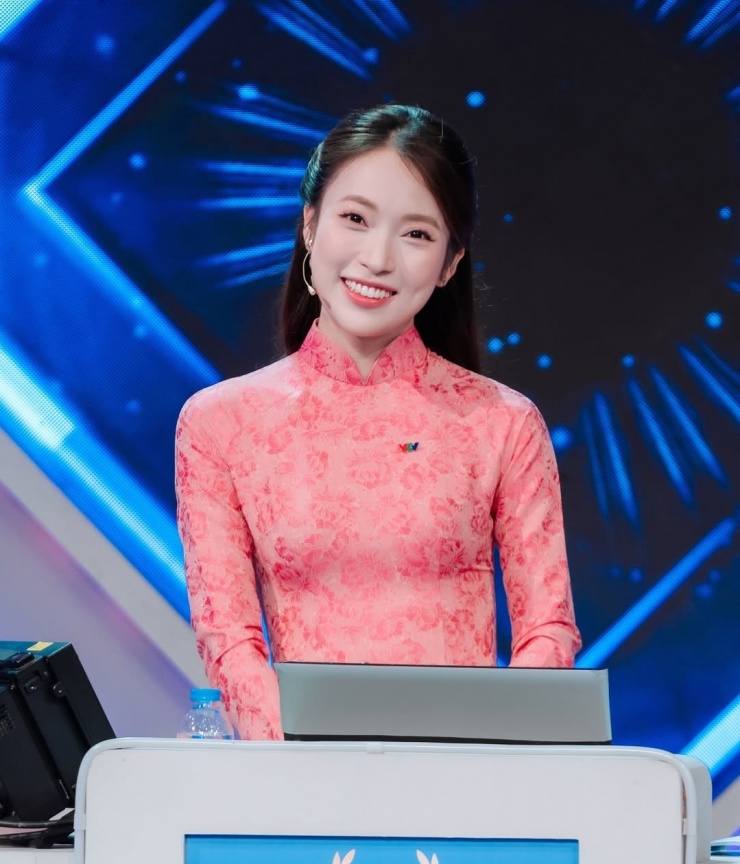 Váy áo giúp MC Khánh Vy tôn dáng - 1