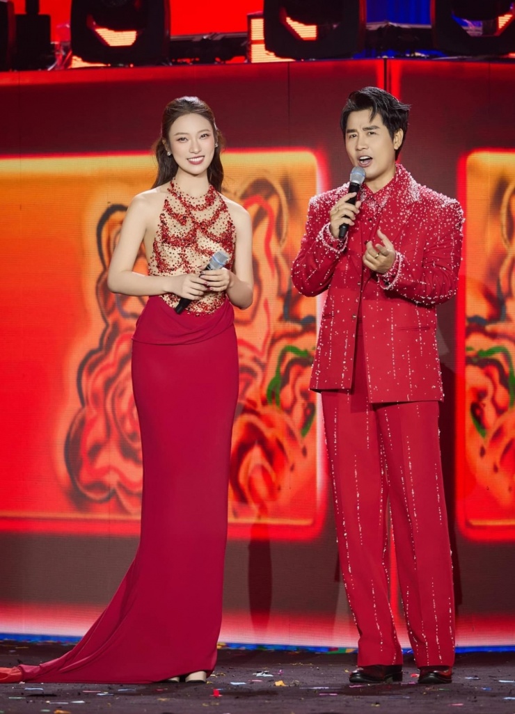 Tại một chương trình, cô chọn đầm đuôi cá với thân trên dáng cổ yếm, lớp lót màu nude tạo hiệu ứng xuyên thấu. Thiết kế gợi cảm, tôn đường cong hình thể mà vẫn giữ nét kín đáo.