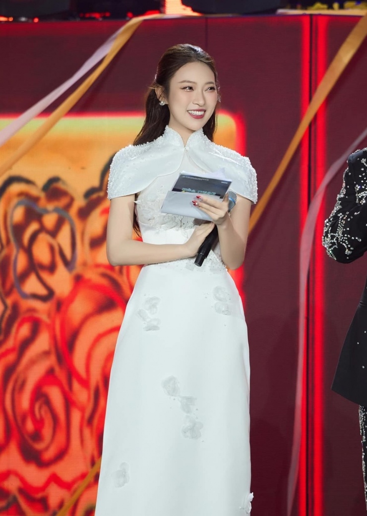 Cũng trong chương trình này, cô thay áo dài cách tân, mang cấu trúc của đầm Tây.