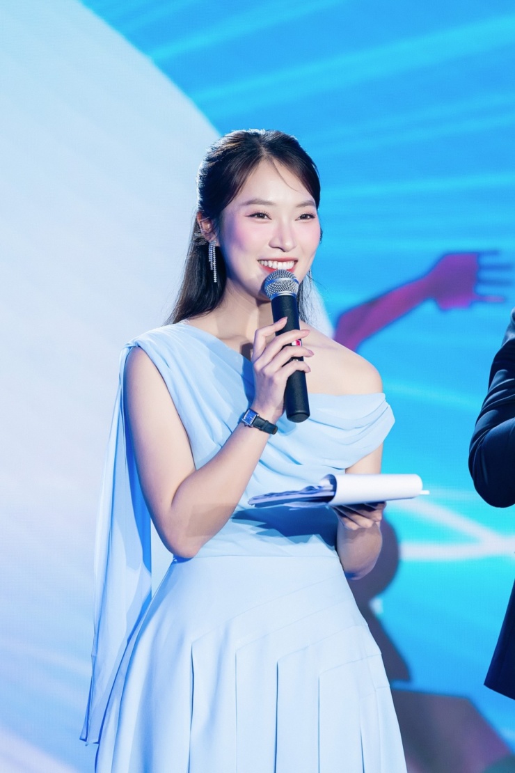 Khánh Vy xây dựng hình ảnh MC với gu mặc thanh lịch, trẻ trung. Cô thường chọn những bộ đầm có đường cắt phá cách vừa phải, đính kết kỳ công, kết hợp kiểu tóc nữ tính.