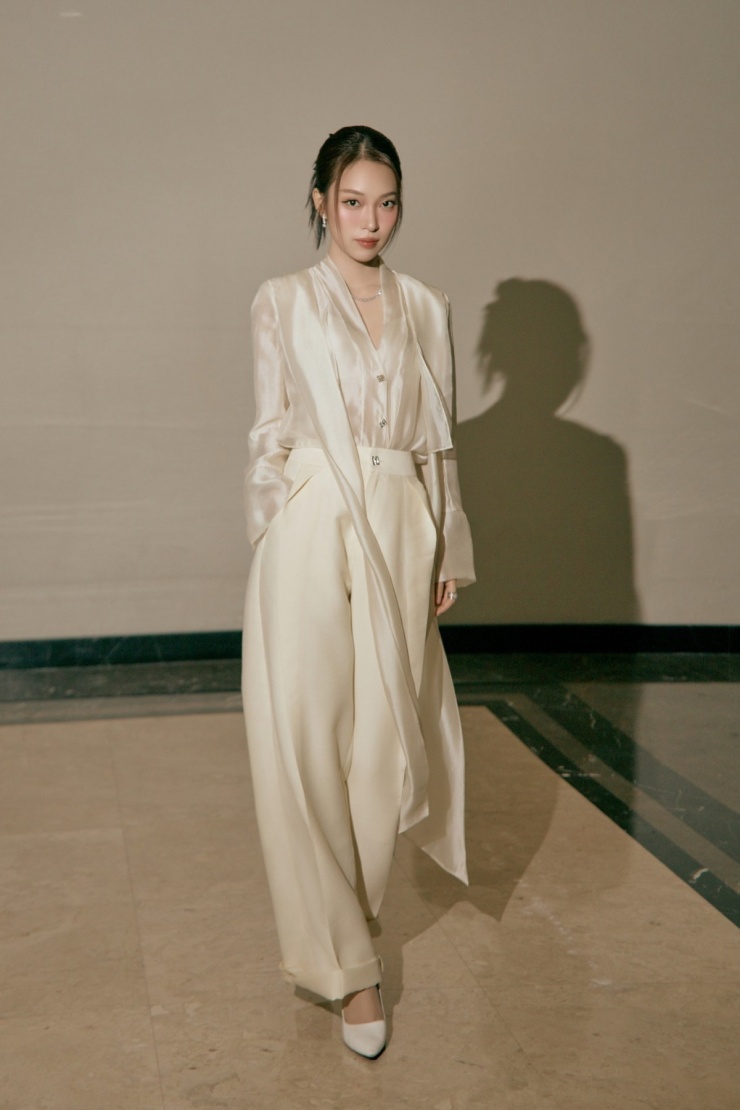 Với những chương trình về giáo dục, chia sẻ kiến thức đòi hỏi phong cách nghiêm túc, Khánh Vy diện suit, sơ mi và quần âu nhưng có điểm nhấn phá cách để tạo sự duyên dáng. Cô cũng ưu tiên các tông màu sáng, tránh màu tối khiến vẻ ngoài có thể trông già dặn.