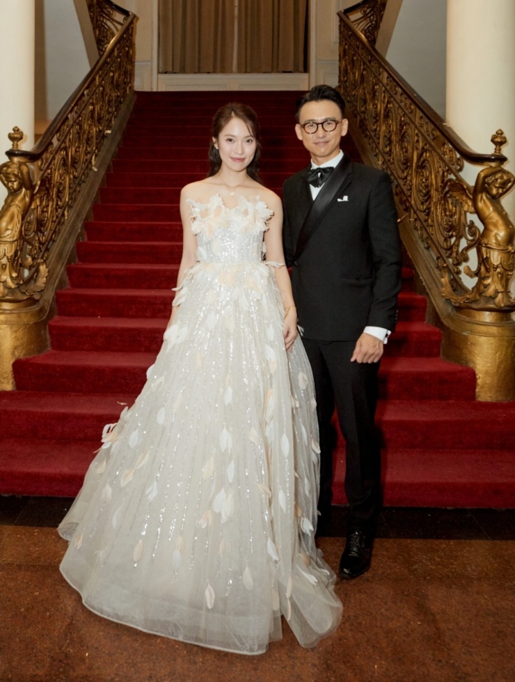 Khánh Vy dùng đầm cưới làm trang phục dẫn chương trình. Bộ váy quây ngực dáng công chúa nhấn bằng chi tiết lông vũ, pha lê và sequin.