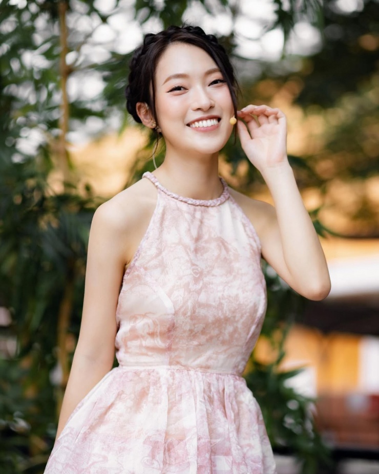 Khánh Vy cho biết cô hợp với lối trang điểm trong veo kiểu Hàn Quốc. Thỉnh thoảng, cô cũng thử nghiệm một số phong cách làm đẹp được giới trẻ Trung Quốc lăng xê gần đây.