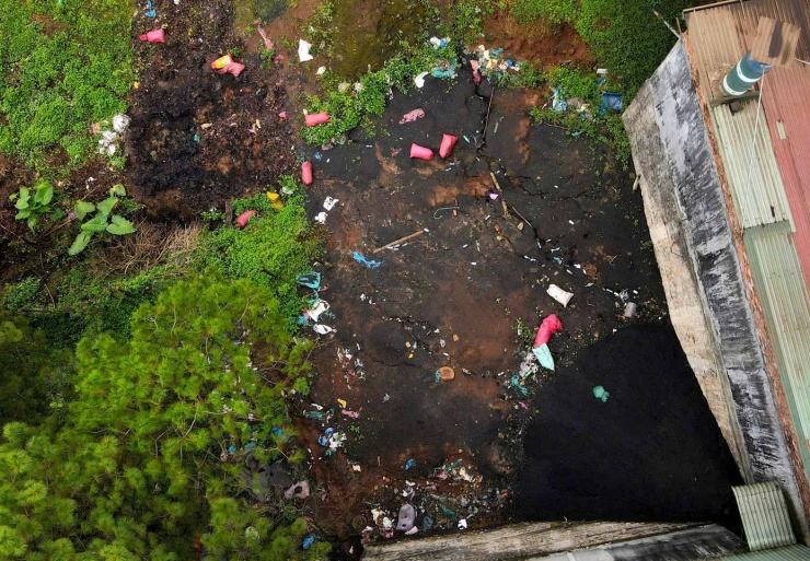 Rác thải phía sau kho xưởng.