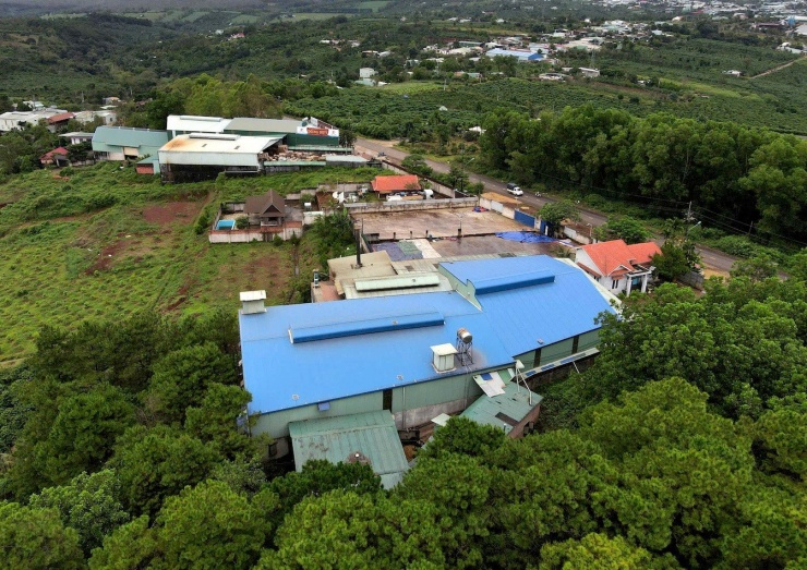 Kho xưởng trên diện tích hàng nghìn m2, sát với rừng thông.