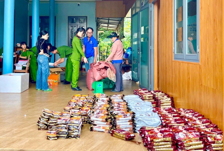 Ngày 24/10, lực lượng chức năng khám xét chỗ ở, nơi làm việc của Võ Minh Tùng tại phường Hội Phú. Ảnh: Nông Hoà.