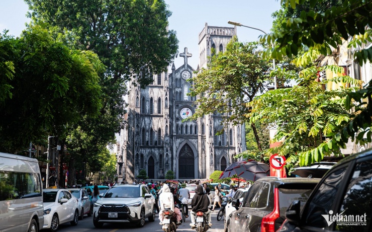 Khu vực Nhà thờ Lớn Hà Nội luôn đông đúc, tấp nập. Ảnh: Huy Nguyễn