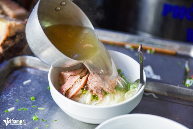 Phở Oanh mang hương vị phở Nam Định. Ảnh: Linh Trang
