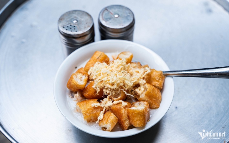 Mỗi bát cháo thường được cắt thêm 2 chiếc quẩy, thêm ít ruốc để đậm đà. Mỗi bát cháo có giá từ 30.000 đồng.