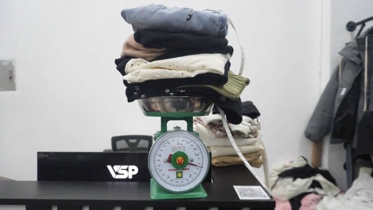 Đồ thanh lý sẽ được cửa hàng thu mua theo kg. Ảnh: Đỗ Vân - Ngọc Linh