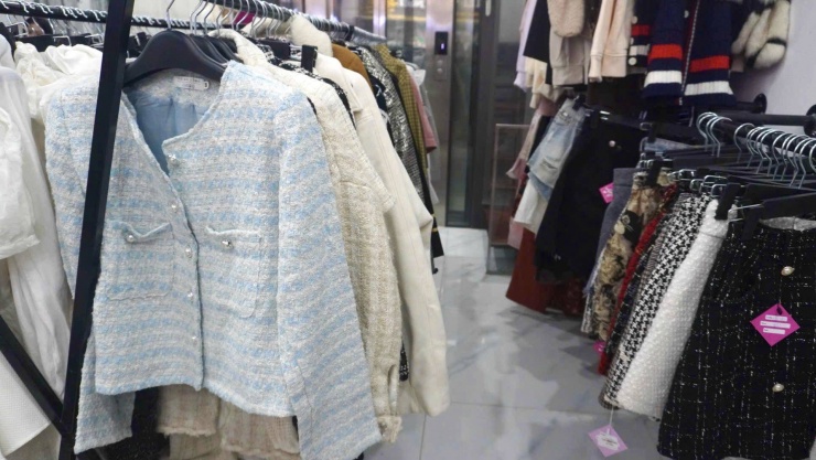 Đồ thanh lý, ký gửi tại các cửa hàng rất đa dạng mẫu mã. Ảnh: Đỗ Vân - Ngọc Linh