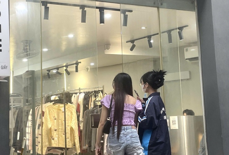 Các bạn trẻ tới ký gửi, mua sắm khi thời tiết trở lạnh. Ảnh: Đỗ Vân - Ngọc Linh