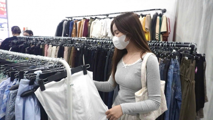 Khánh Huyền thấy việc mua đồ thanh lý, ký gửi rất tiết kiệm. Ảnh: Đỗ Vân - Ngọc Linh